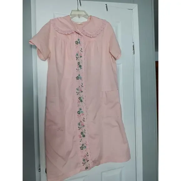 Vintage Pink Housecoat Made in the USA size Medium - Picture 1 of 4